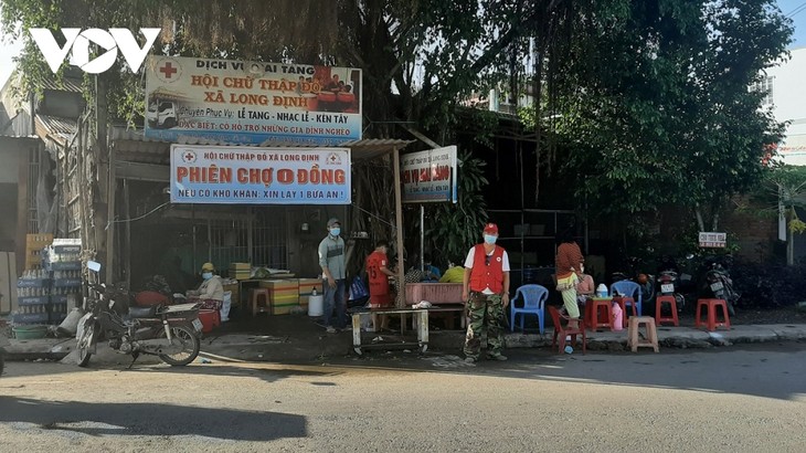 Un mercado único para los más necesitados en la provincia de Tien Giang - ảnh 1