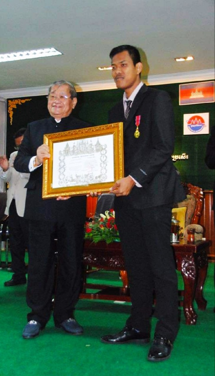 Danh Chanh Da, periodista jemer enaltecido con la Orden de Cooperación y Amistad de Camboya - ảnh 2