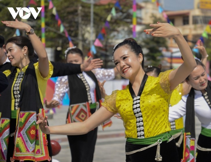 La danza Xoe de los Thai - ảnh 19