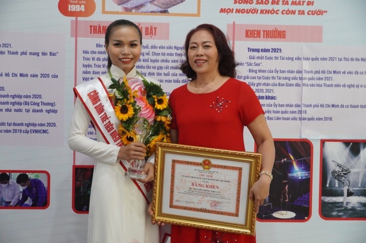 Nguyen Hong Truc Vi, una valiente contorsionista - ảnh 2