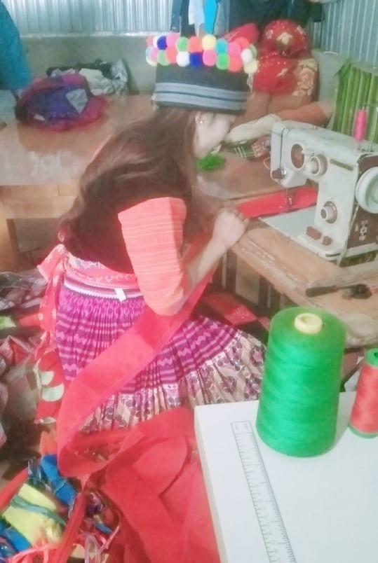 Mua Thi Tong, una costurera dedicada a preservar los trajes tradicionales de la etnia Mong - ảnh 1