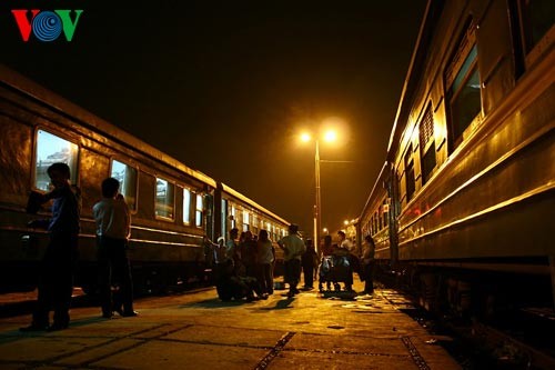 夜のハノイ駅 - ảnh 2