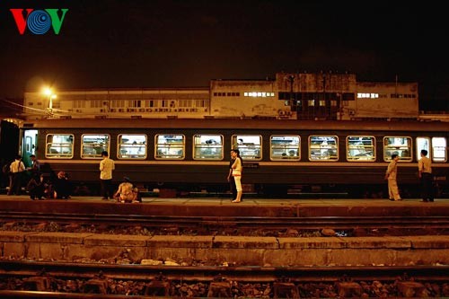 夜のハノイ駅 - ảnh 3