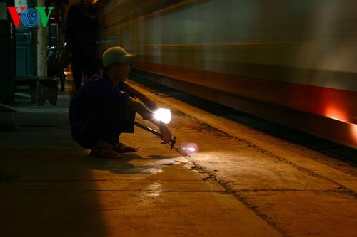 夜のハノイ駅 - ảnh 10