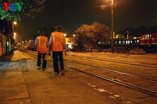 夜のハノイ駅 - ảnh 11