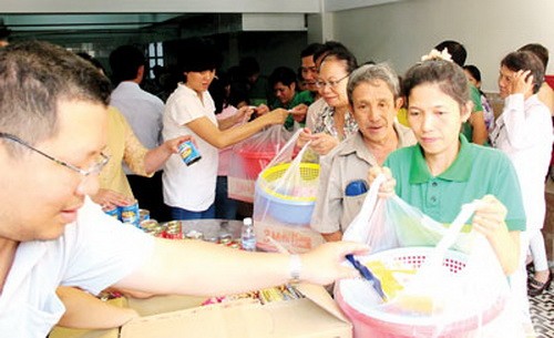 貧困な状態にある人へテトを与える - ảnh 1