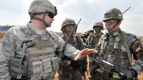 北朝鮮、米日韓と合同訓練に反発 - ảnh 1