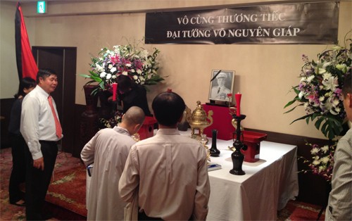 国外在留ベトナム人も帰国、ザップ将軍弔問 - ảnh 1