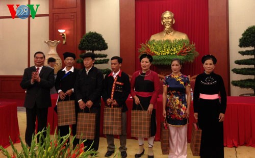 アイン政治局員、少数民族代表団と会見 - ảnh 1