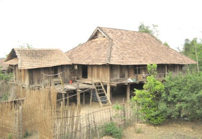 タイ族の象徴高床式の住居 - ảnh 1