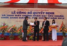 教授、准教授を顕彰する式典 - ảnh 1