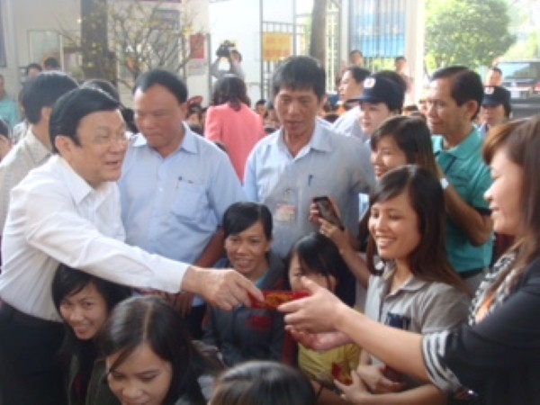 サン国家主席、ホーチミン市の労働者にテト祝う - ảnh 1