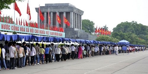 ホーチミン廟を訪れる観光客の数が増加 - ảnh 1