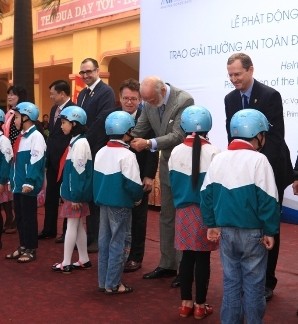 英王子、ヘル着用に高く評価 - ảnh 1