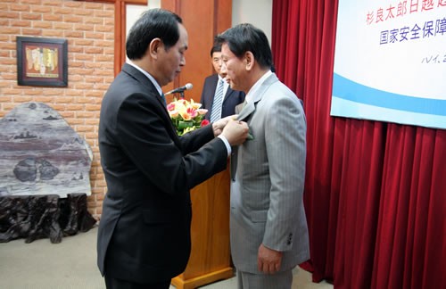 ベトナム、杉親善大使に記章を授与 - ảnh 1