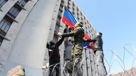 ウクライナ、親ロシア派の住民投票決行 「延期」従わず - ảnh 1