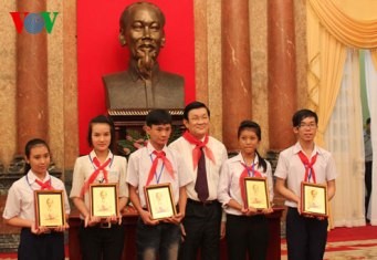 サン国家主席、恵まれない優秀な児童らと懇親 - ảnh 1