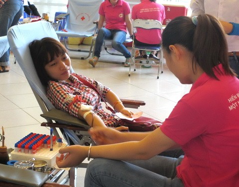 クアンガイ、献血者を表彰 - ảnh 1