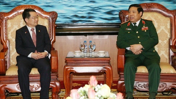 タイン国防省、韓国国防次官と会見 - ảnh 1