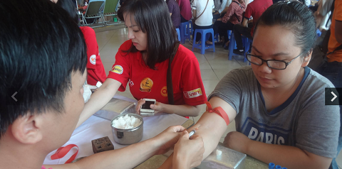 人道献血運動、1万2000リットルの血液を集める - ảnh 1