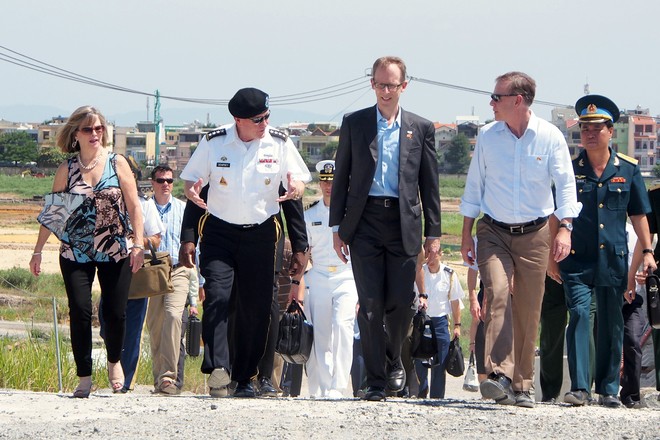 米将校、ダナン市のダイオキシン汚染状況を視察 - ảnh 1