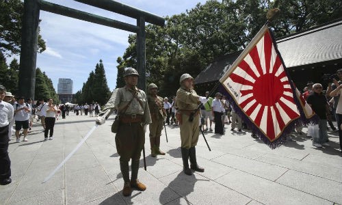 靖国神社へ国家公安委員長と総務相が参拝 - ảnh 1