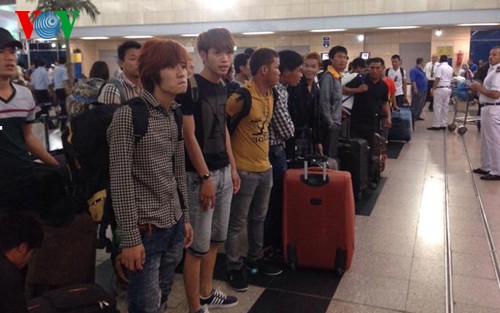 リビアに派遣された労働者1290人、帰国 - ảnh 1