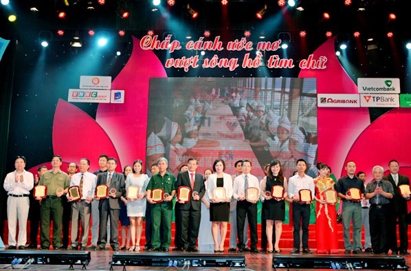 奨学協会、貧困家庭の生徒支援活動を進める - ảnh 1