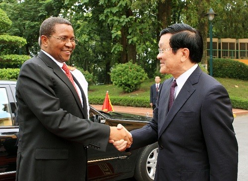 タンザニア大統領、ベトナムで様々な活動を行う - ảnh 1
