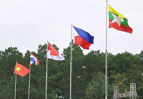 国防省、ASEAN加盟国の旗掲揚式を行う - ảnh 1