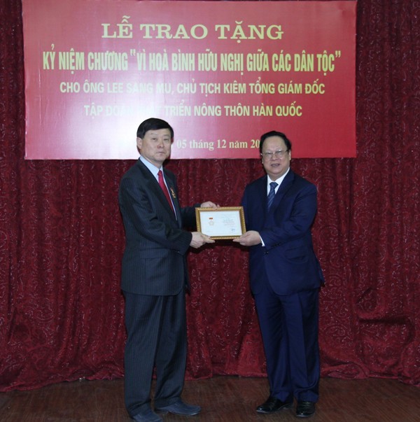 ベトナム、韓国農村開発グループの議長に記章を授与 - ảnh 1