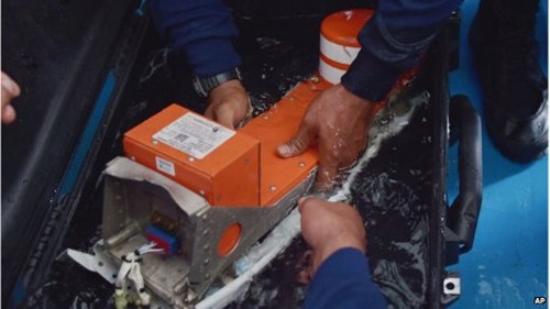 エアアジア機音声記録装置も回収 地元テレビ報道 - ảnh 1