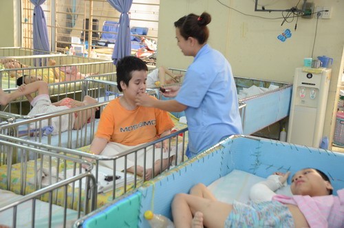 HCM市、エイズ感染児保護ケアーを強化 - ảnh 1