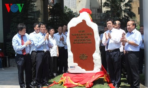 ホーチミン主席のＶＯＶ訪問記念碑の除幕式 - ảnh 1