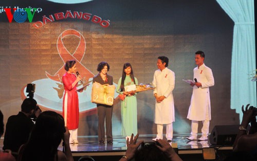 赤いリボン賞の授賞式 - ảnh 1