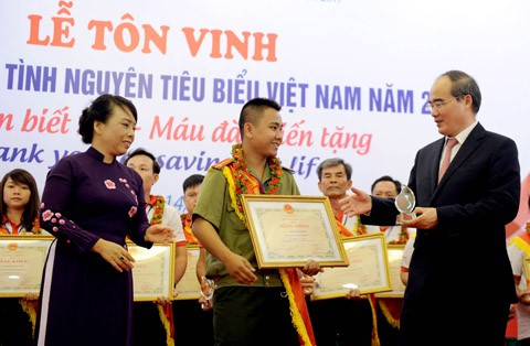 献血者を顕彰する式典 - ảnh 1