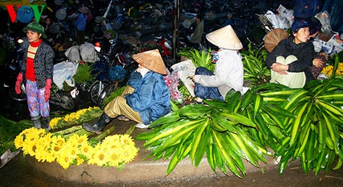 ハノイの花の卸売市場として知られているクアンバー市場 - ảnh 3