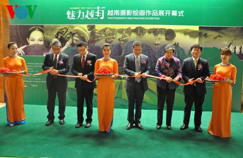 北京でベトナム関連写真展、開幕 - ảnh 1