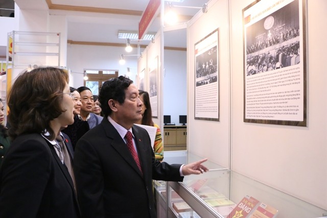 国立図書館、党に関する800点を展示 - ảnh 1