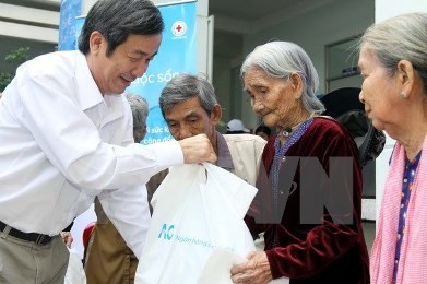 クアン・ガイ省、革命功労者にテトプレゼントを贈呈 - ảnh 1