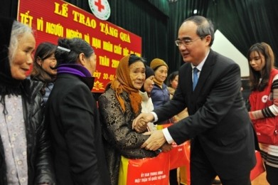 ニャン祖国戦線議長、貧困者にプレゼントを - ảnh 1