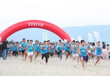 世界一周ヨットレース参加者がダナン市民と交流 - ảnh 1