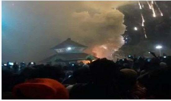 インドの寺院火災で102人死亡　花火が爆発  - ảnh 1