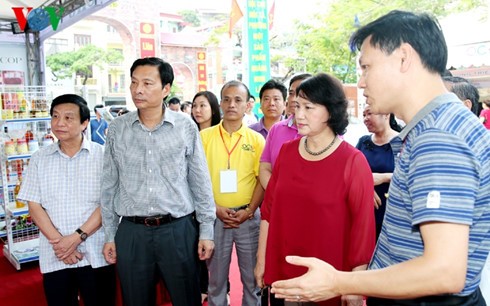 ガン国会議長、クアンニン省の職業村見本市を見学 - ảnh 1