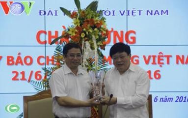 党、国家の指導者、報道機関を訪れ - ảnh 3