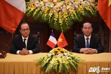 クアン主席とオランド大統領、記者会見 - ảnh 1