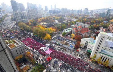 パク大統領 一段と厳しい立場に 大規模抗議集会で - ảnh 1