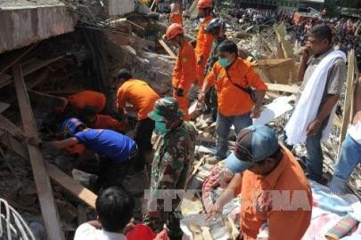 インドネシア、地震死者１０２人 アチェ州で救助続く - ảnh 1