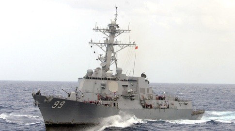 イラン艦艇に警告射撃＝米駆逐艦、ホルムズ海峡で - ảnh 1