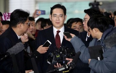 サムスン贈賄疑い　韓国地裁、副会長の逮捕認めず - ảnh 1